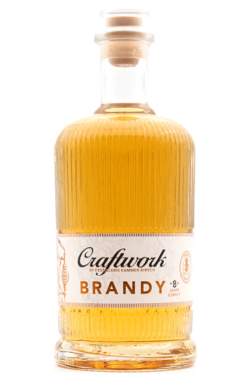 Eine Flasche Craftwork Brandy mit einem Korkverschluss auf weißem Hintergrund.